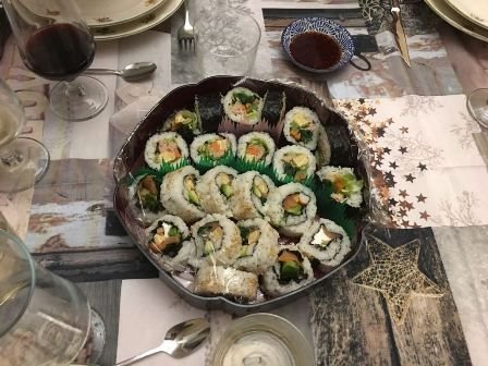 Bandeja de sushi variado.