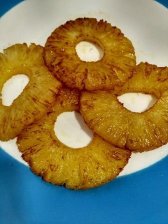 Rodajas de piña tostadas en aceite de oliva